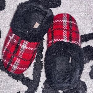 Black & red dearfoam slippers WELL WORN
